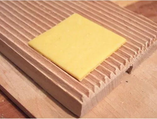Vista 2 de Eppicotispai Garganelli y ñoquis Stripper con pala, madera de haya natural, marrón