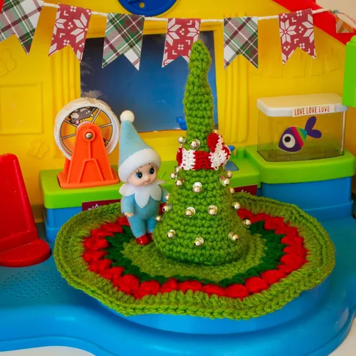 Vista 2 de Muñeca de elfo bebé de Navidad en mono azul