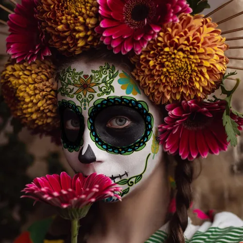 Vista 4 de Kit de maquillaje de tatuajes faciales del Día de los Muertos, paquete de 10 tatuajes temporales para Halloween, calavera de azúcar, rosas rojas