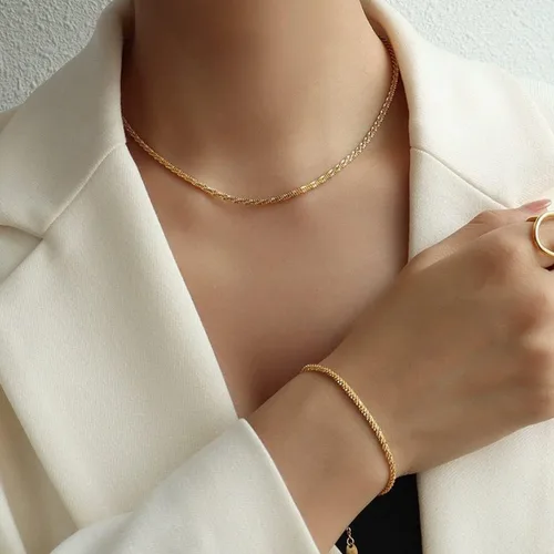 Vista 2 de Pulsera delicada de oro para mujer, chapada en oro de 14 quilates, ligera, con diseño de espiga de espiga trenzada, pulsera de malla, dije