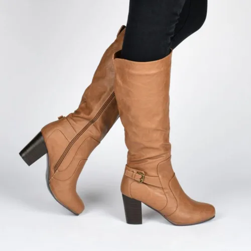 Vista 6 de Journee Collection Botas altas a media pantorrilla con detalle de hebilla para mujer, botas de pantorrilla regular y ancha