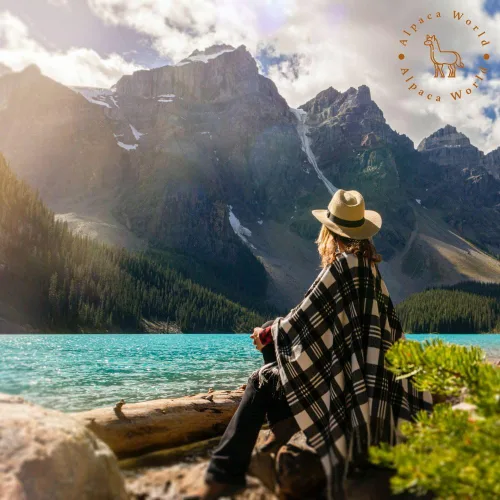 Vista 5 de Los ponchos de alpaca para adultos, hombres o mujeres son ponchos hechos a mano por artesanos nativos que hacen el poncho más suave., Azul Mar