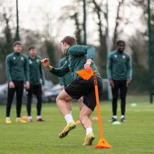 Vista 6 de FORZA Jumbo Triangle SuperCones Conos de entrenamiento de fútbol profesional con diseño triangular, ideales para ejercicios de velocidad, agilidad