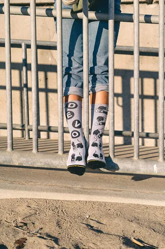 Vista 4 de MERGE4 Devo Band 'Bombs Away' - Calcetines grandes para hombre y mujer, color gris Bomb Classic DEVO, Blanco, Negro