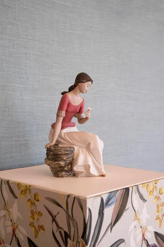 Vista 2 de NAO Reflexiones primaverales. figura de mujer de porcelana.