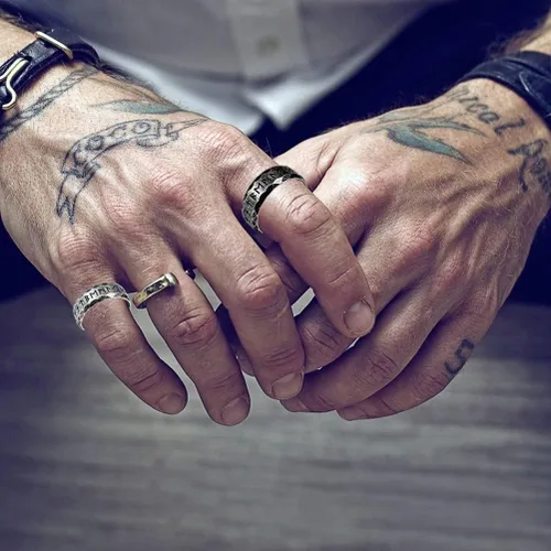 Vista 6 de Anillos vikingos de acero inoxidable con runas vikingas nórdicas nórdicas, anillo de boda para hombres y mujeres, regalos de joyería