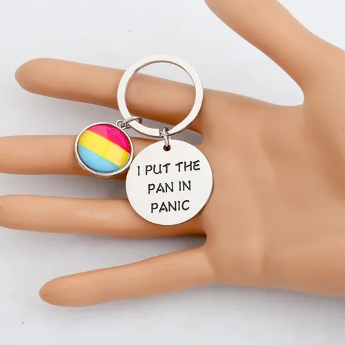 Vista 3 de Llavero pansexual con texto en inglés "I Put The Pan In Panic", llavero con dije de bandera pensexual Pan en Panic K