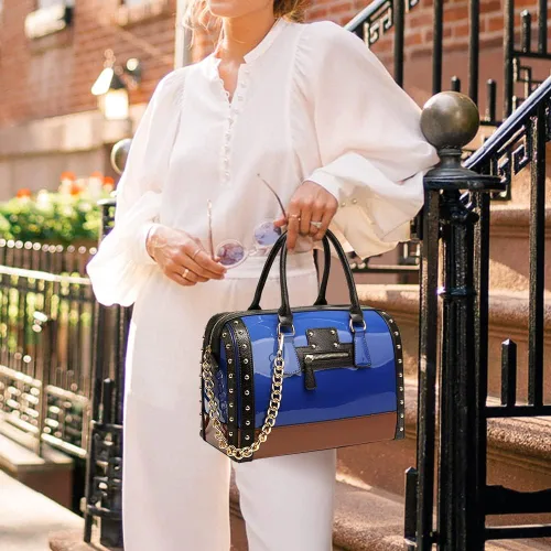 Vista 2 de Dasein Bolso Barrel para Mujer de Cuero Sintético de Charol Brillante con Decoración de Remaches Asa Superior Cartera Bolso de Hombro Azul más grande