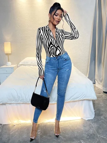Vista 4 de WDIRARA Camiseta de manga larga con estampado de cebra y cuello alto para mujer