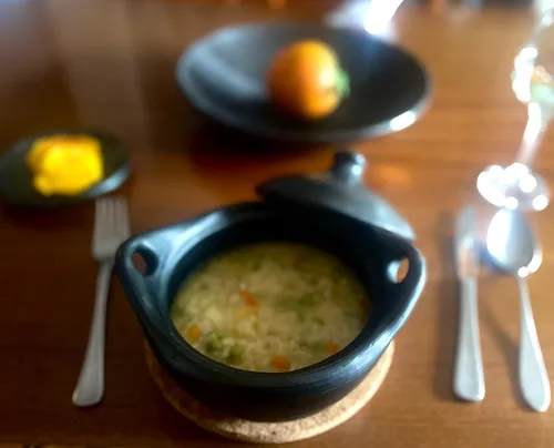 Vista 2 de Juego de 6 tazones de sopa con tapa, taza tradicional colombiana de 6 pulgadas de diámetro, 17 onzas, arcilla negra, original, 100% hecha a mano