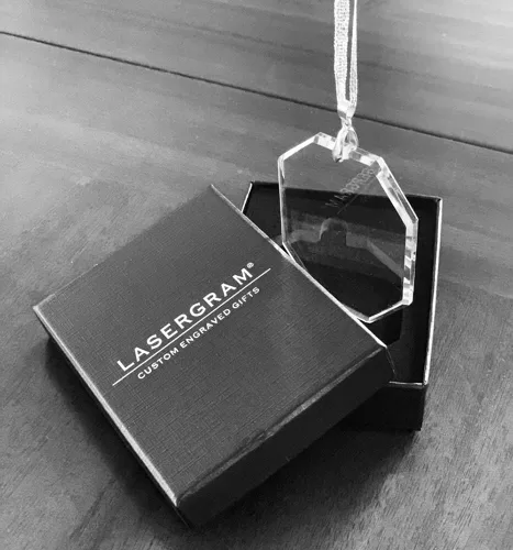 Vista 2 de LaserGram Adorno de Navidad, la tía más grande del mundo, grabado personalizado incluido (forma de rectángulo)