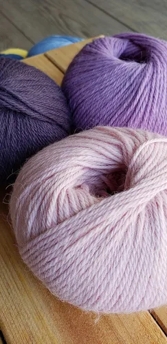 Vista 9 de Juego de 3 madejas de hilo de lana de alpaca 100% peso DK - Celestialmente suave y perfecto para tejer y hacer crochet (Rojo frambuesa, DK)