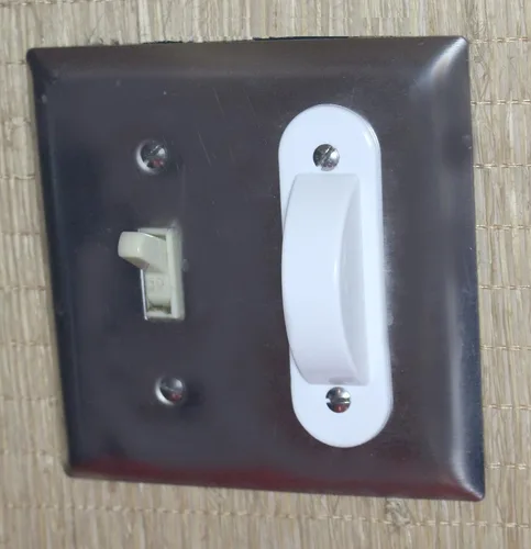 Vista 9 de Placas cubiertas color blanco para interruptores, mantiene interruptor de luz encendido o apagado, protege tu luces o circuitos que accidentalmente