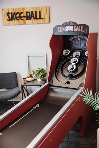 Vista 7 de Skee-Ball Deluxe - una máquina de juego de mesa de arcade para el hogar, sótano y salas de recreación - Diversión clásica nostálgica en familia