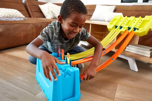 Vista 2 de Hot Wheels Juego de construcción de pistas de juguete para coche, caja de velocidad de varios carriles, 18 piezas de componentes con almacenamiento