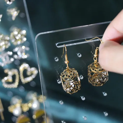 Vista 3 de LBONG Soporte para aretes, 72 agujeros, soporte de exhibición de aretes de acrílico, organizador de joyas transparente, estante de almacenamiento