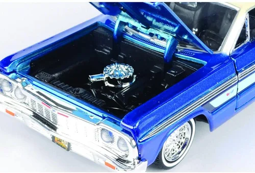 Vista 4 de Motormax 1964 Chevrolet Impala Lowrider Hard Top Azul Caramelo Metálico con Tapa Crema de la Serie Get Low Modelo de Coche Fundido a Escala 1/24