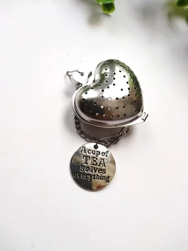 Vista 4 de Infusor de té de corazón con bandeja de goteo y cita - Haz lo que amas, ama lo que haces
