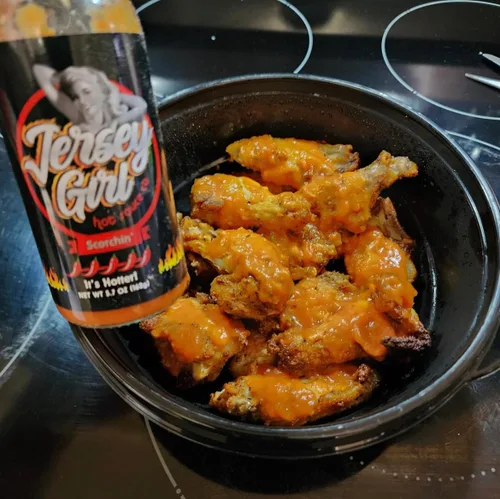 Vista 4 de Jersey Girl Hot Sauce Co Scorchin' Hot Sauce - Salsa picante hecha con pimientos Carolina Reaper y Dragon's Breath / 2 de los pimientos más picantes