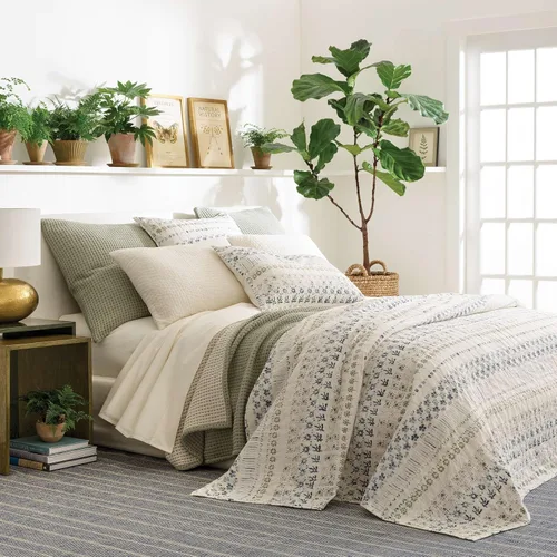 Vista 2 de Pine Cone Hill Pick Stitch Evergreen - Funda de almohada de Matelasse, tamaño estándar, patrón sólido verde