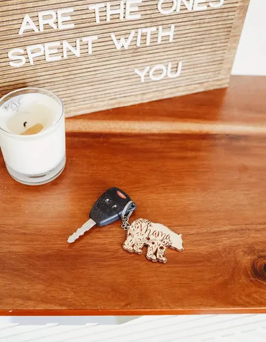 Vista 3 de Wooden Mama Bear Keychain Gift For Mom, Engraved Mama Bear Keyring Gift For Her