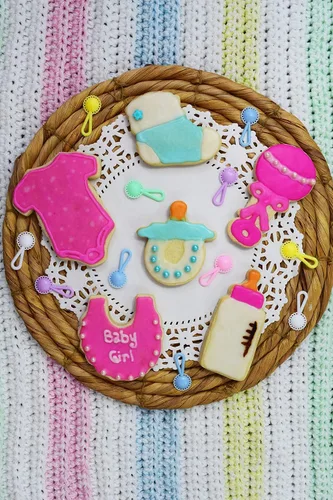 Vista 4 de R&M International Cortadores de galletas para baby shower y fiesta, mameluco, botella, chupete, botín, babero, sonajero, juego de 6 piezas