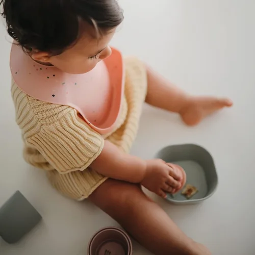 Vista 73 de Mushie - Babero de silicona para bebé, ajustable y resistente al agua (abejas) De 4 a 24 meses, lavable a máquina, correa ajustable