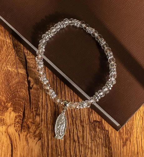 Vista 4 de MTT Pulsera de Rosario de Guadalupe de cristal de plata con bolsas de organza, recuerdo de bautizo, recuerdo de bautizo, quinceañera, baby shower