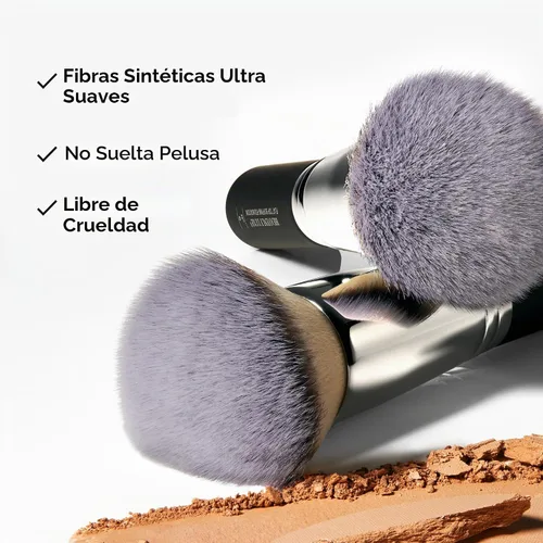 Vista 3 de It Cosmetics, Heavenly Luxe, brocha de volumen para aplicación de base.