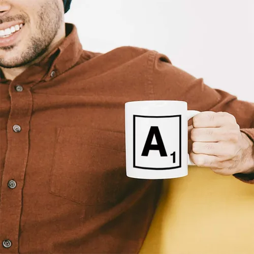 Vista 4 de Taza de café divertida personalizada Taza de café "A" Scrabble inicial monograma letra A taza de té de cerámica blanca 11 oz diseño solo