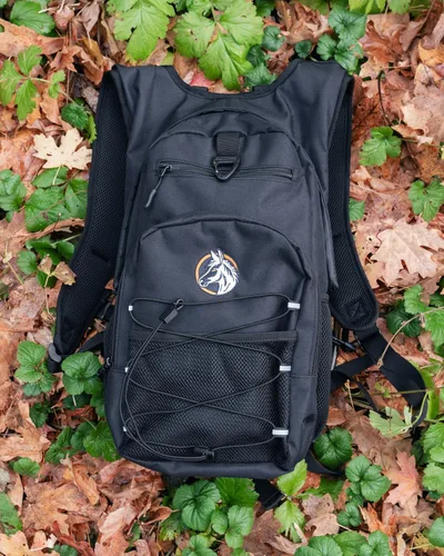 Vista 7 de Mochila de hidratación de 18 litros con kit de primeros auxilios, bolsa de agua de 3 litros y toalla de enfriamiento, mochila de hidratación ligera