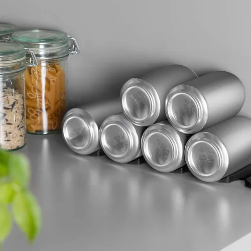 Vista 2 de kwmobile Alfombrilla apilable de silicona para botellas, organizador de refrigerador para apilar botellas, latas, cerveza, refrescos, estante Negro