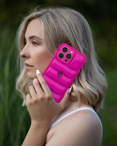 Vista 5 de FELONY CASE - Funda iPhone 13 Rosa Neón Acolchada, Funda Brillante Transparente con Parachoques a Prueba de Golpes - Funda Protectora Flexible