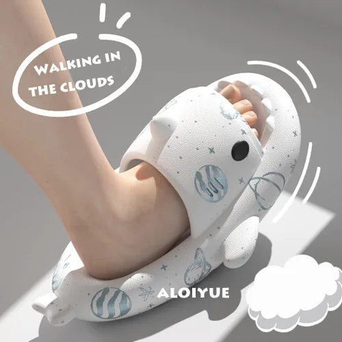 Vista 3 de Aloiyue Sandalias de tiburón para verano, lindas pantuflas de tiburón de dibujos animados para mujeres y hombres, antideslizantes, puntera abierta