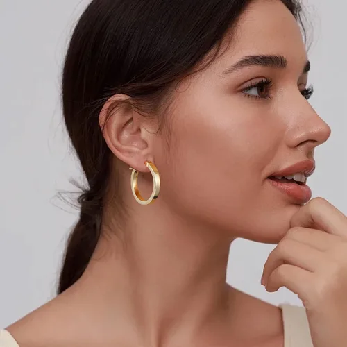 Vista 2 de Aretes de aro para mujer, aros planos chapados en oro de 14 quilates Dorado