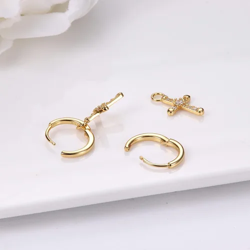 Vista 4 de Milacolato Aretes de plata de ley 925 con cruz para hombres y mujeres, delicados aretes de aro con circonita cúbica, aretes colgantes de cruz