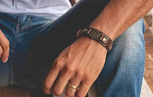 Vista 4 de Intercession Pulsera de protección de cuero genuino de San Benito, fabricada en Brasil, Madera