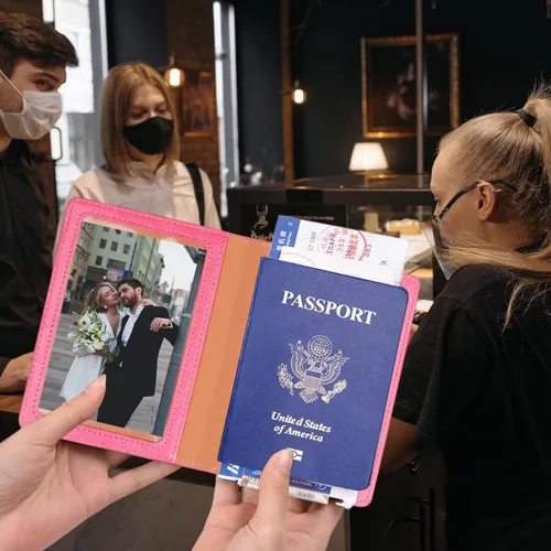 Vista 3 de Herain Soporte para pasaporte para viaje y crucero, 2 piezas, funda para pasaporte, cartera, regalo de viaje, para mujeres, hombres, familia