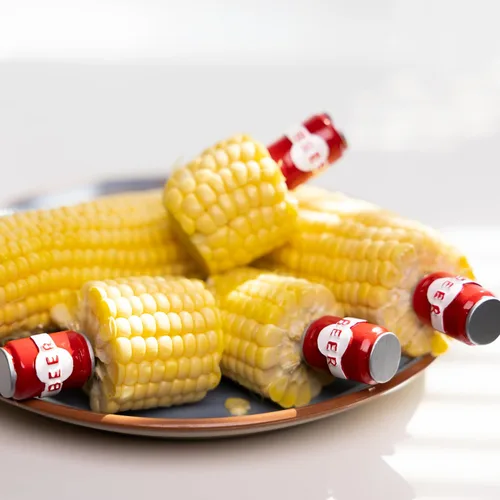 Vista 4 de Outset Soportes para maíz, diseño de latas de cerveza, juego de 8