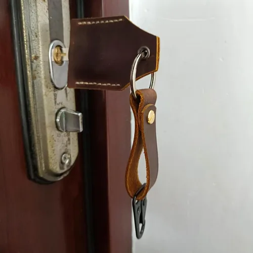 Vista 8 de Funda de cuero hecha a mano para llavero con funda para llavero de estilo vintage, accesorios elegantes, funda protectora para llaves