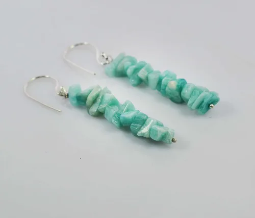 Vista 3 de Aretes colgantes de piedra caida de Tiendaita natural para mujeres y niñas, aretes de gancho colgantes de cristal colorido para gota de chakras