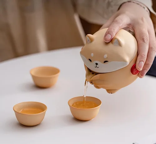 Vista 6 de Mini juego de té Gaiwan, linda tetera Shiba Inu con bolsa portátil para viajes, tetera china de gongfu de cerámica con 4 tazas de té de cerámica.