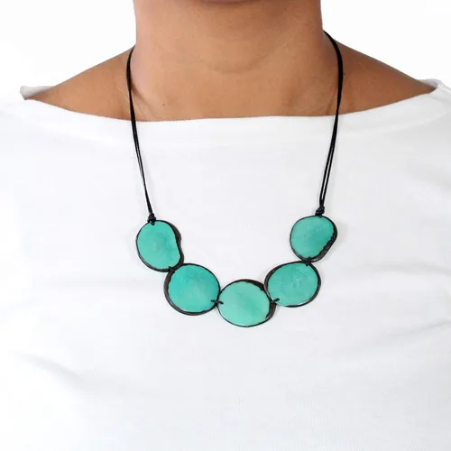 Vista 2 de Tagua Collar Chips en Aguamarina Hecho a Mano de Comercio Justo, Ajustable, Ligero por Florama Natural Jewelry