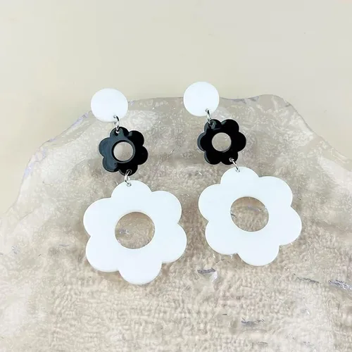 Vista 4 de Aretes colgantes de pétalos de margaritas de acrílico grandes de 60 y 70, diseño floral de resina para mujer, joyería de vacaciones de verano Y2K