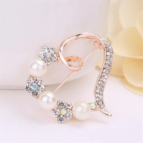 Vista 4 de Guoshang - Broche coreano con diseño de corazón de melocotón y perlas con diamantes de imitación accesorios de ropa para mujer