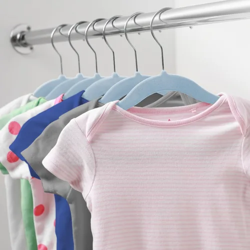 Vista 6 de Casafield 50 perchas de terciopelo para bebé, tamaño de 11 pulgadas para ropa de bebés y niños pequeños, color azul claro