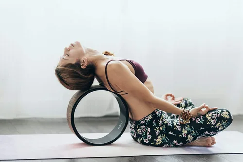 Vista 7 de YOGA DESIGN LAB THE YOGA WHEEL Rueda de ejercicio ecológica impresa extra fuerte, acolchada, diseñada en Bali Mejora tus posturas y estira más