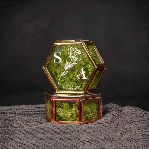 Vista 5 de Getname Necklace Caja de anillo de vidrio hexagonal personalizada con musgo para ceremonia de boda, caja de anillo de compromiso de cumpleaños