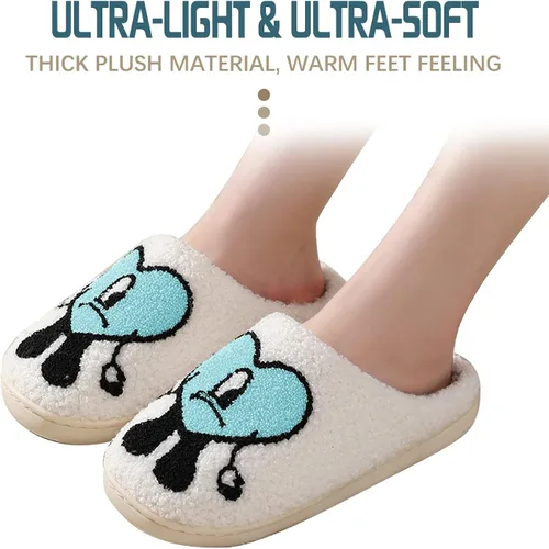 Vista 4 de Las bonitas pantuflas de conejito malo perfectas para mujeres y hombres bordado de dibujos animados pantuflas cálidas de invierno con patrón de amor