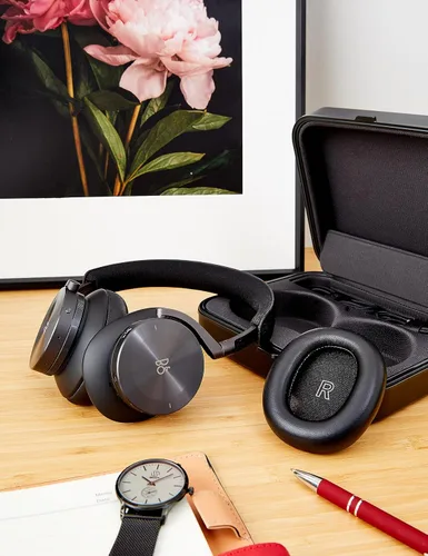 Vista 2 de Bang & Olufsen Beoplay H95 Premium Cómodos Auriculares Inalámbricos con Cancelación Activa de Ruido (ANC) Sobre la Oreja con Estuche de Transporte